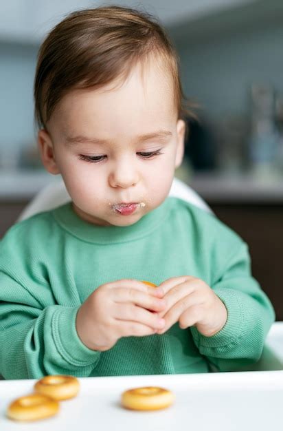 Bambino che mangia biscotti fatti in casa