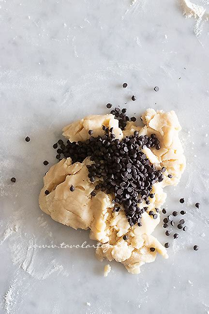 Ingredienti per biscotti vegani su un piano di lavoro