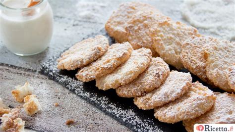 Biscotti al cocco su un piatto