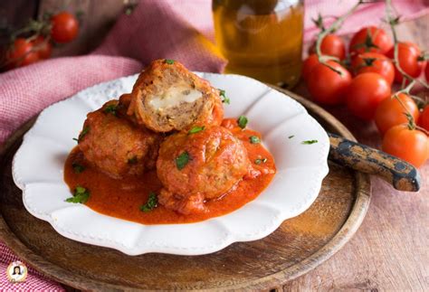 Immagine di polpette di baccalà al sugo con mozzarella filante