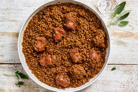 Piatto di lenticchie decorticate con erbe aromatiche