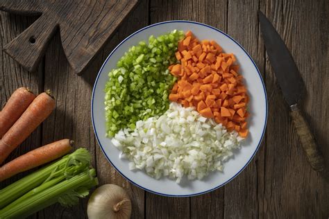 Insalata mista di cipolla, carota e sedano tritati finemente, pronti per il soffritto.