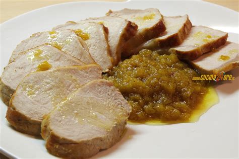 Arista di maiale affettata e servita con una salsa cremosa di verdure.