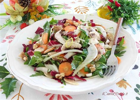 Insalata mista con pomodorini, peperoni e sedano come contorno.