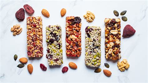 Collage di diverse barrette proteiche e snack salutari.