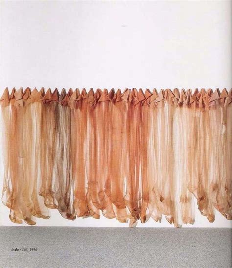 illustrazione satirica che rappresenta il dibattito sull'uso delle calze color carne