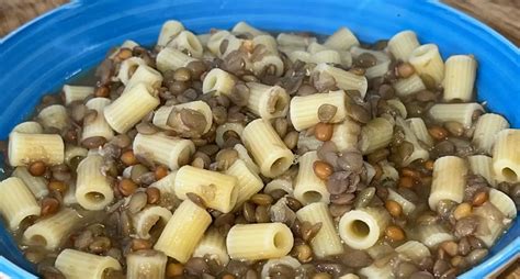 Primo piano di un piatto di pasta e lenticchie