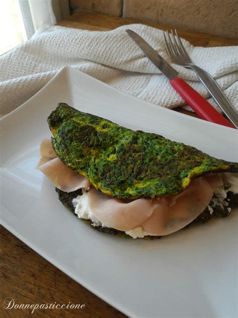 Immagine di una omelette di spinaci e prosciutto pronta per essere servita