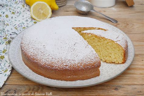 Immagine di una torta di albumi alta e soffice