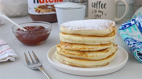Immagine di pancake soffici con albumi, guarniti con frutta fresca e sciroppo d'acero