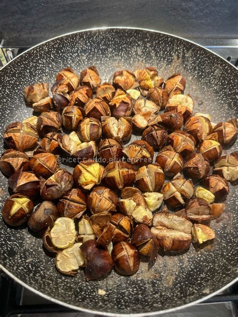 Immagine di castagne arrostite in padella con sale grosso