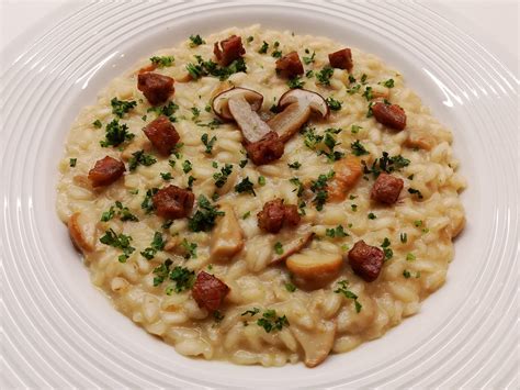 Immagine di un piatto di risotto con funghi, salsiccia e castagne