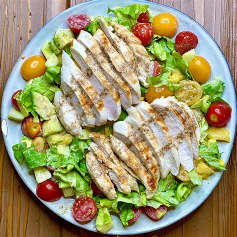 Insalata colorata con pollo grigliato, fragole e mirtilli