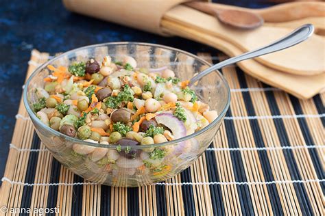 Composizione di un'insalata mista con verdure, legumi e condimento leggero
