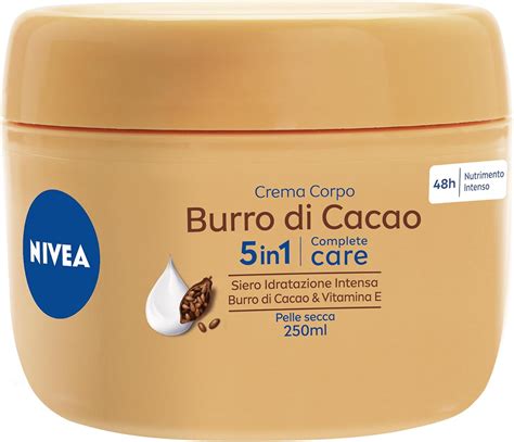 Vari prodotti cosmetici a base di burro di cacao: balsamo labbra, crema corpo, sapone