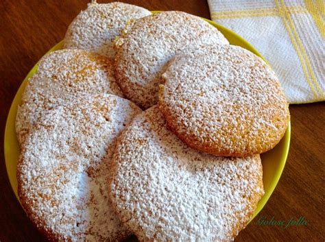 Ingredienti base per i biscotti di meliga: farina 00, farina di mais fioretto, burro, zucchero, uova, limone.