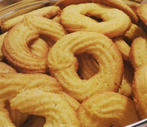 Planetaria con frusta K che lavora il composto per i biscotti di meliga.