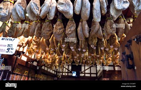 illustrazione di una cantina tradizionale altoatesina con prosciutti appesi