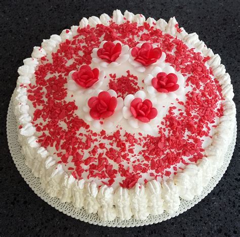 immagini di diverse opzioni di decorazione per la torta