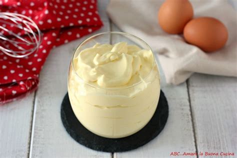 Immagine che mostra la preparazione della crema al mascarpone, con tuorli montati e mascarpone aggiunto.