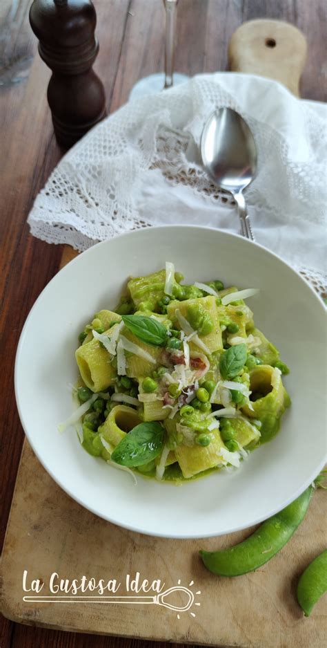 Foto di un piatto di Chifferi Rigati in una cremosa salsa al formaggio, guarnito con erbe fresche.