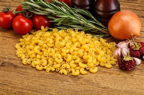 Schema di preparazione della pasta al forno Chifferi Rigati con verdure, mostrando i passaggi chiave.