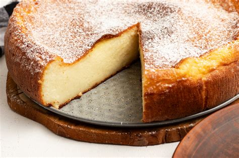 Un migliaccio napoletano dorato, tagliato a fette