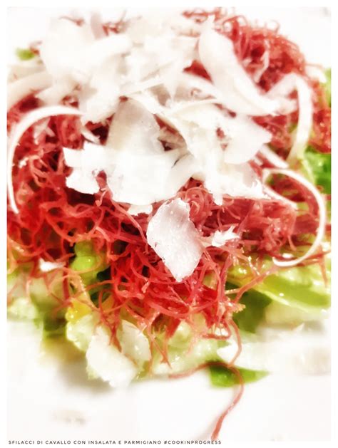 Insalata mista con sfilacci di cavallo affumicato e verdure fresche