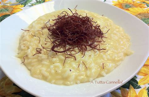 Piatto di risotto fumante con sfilacci di cavallo e scamorza affumicata
