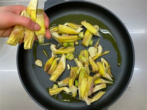 Carciofi puliti e tagliati a spicchi pronti per la cottura
