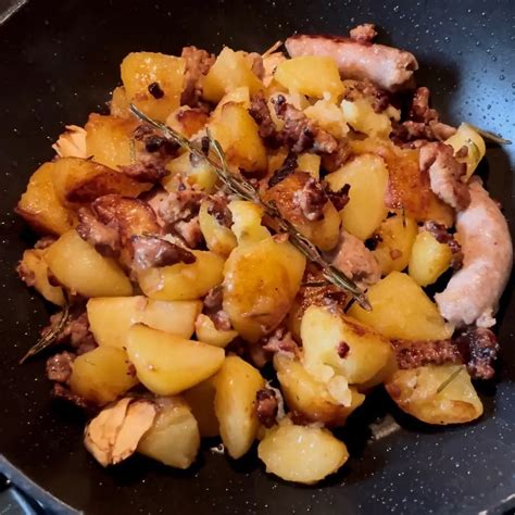 Salsiccia sgranata e rosolata in padella