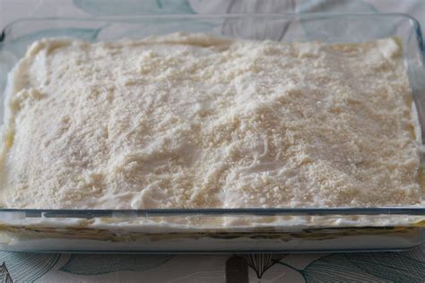 Lasagne gratinate e dorate pronte per essere servite