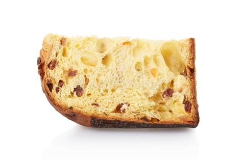 fetta di panettone con pezzi di castagna e cioccolato bianco visibili nell'impasto