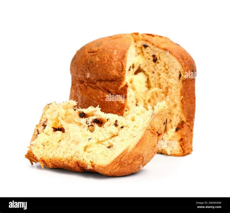 panettone tagliato a fette orizzontali, pronto per essere farcito con creme e altri ingredienti