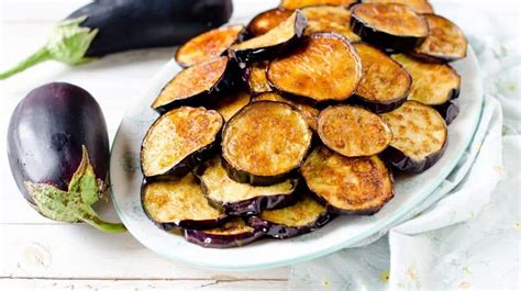 Fette di melanzane fritte pronte per il condimento della focaccia