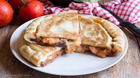 Focaccia alla parmigiana di melanzane appena sfornata e tagliata a fette