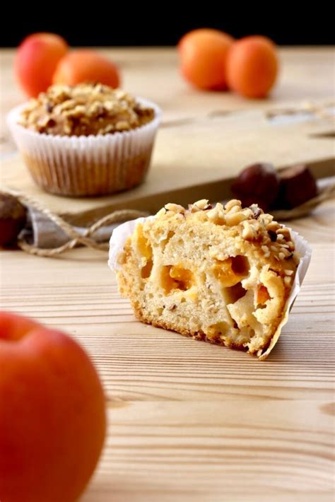 Inquadratura ravvicinata di muffin alle albicocche appena sfornati, con una spolverata di zucchero a velo.
