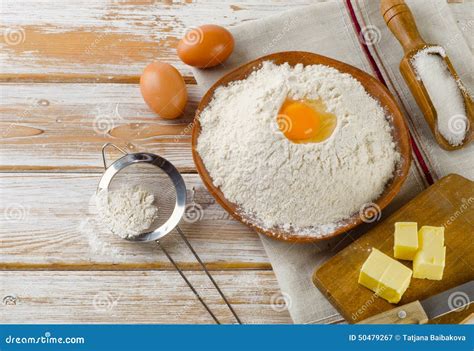 Ingredienti freschi per muffin: albicocche, uova, farina, zucchero, burro, latte, lievito.