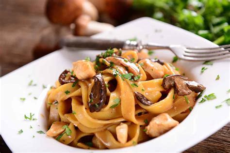 Un piatto di tagliatelle fresche condite con funghi porcini trifolati.