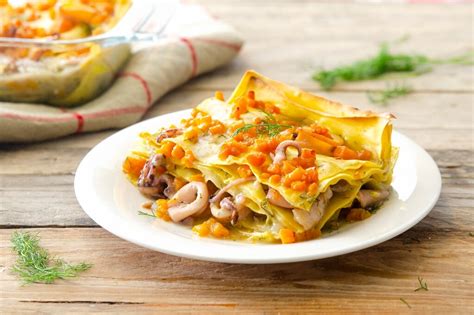 Zucca e calamari in primo piano, con un accenno di pasta fresca e finocchietto selvatico