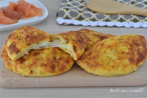 Calzoni di patate e salmone con ripieno filante di mozzarella, pronti per essere cotti.
