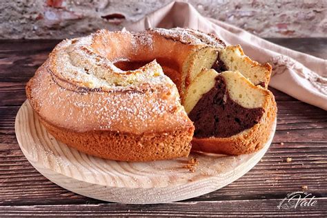 Infografica che mostra i passaggi chiave della preparazione della ciambella: mescolanza ingredienti, aggiunta marmellata, stampo
