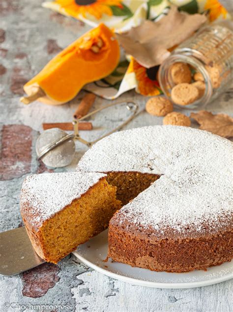 Immagine di una fetta di torta di zucca e amaretti con una tazza di tè