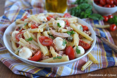 Ingredienti freschi per pasta fredda al tonno e uova