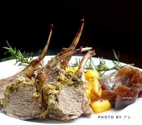 Immagine di un agnello marinato con erbe aromatiche e spezie