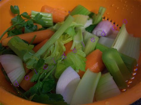 Immagine ravvicinata di verdure finemente tritate per soffritto.