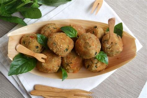 Polpette di quinoa e fagioli pronte per essere infornate