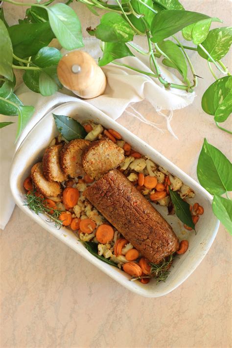 Polpettone di quinoa e fagioli pronto per essere affettato