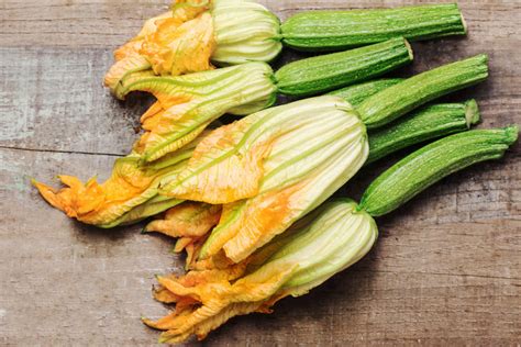Fiori di zucca freschi e puliti, pronti per essere utilizzati in cucina.