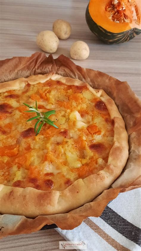 Una fetta di torta salata con fiori di zucca e prosciutto cotto, pronta per essere gustata.